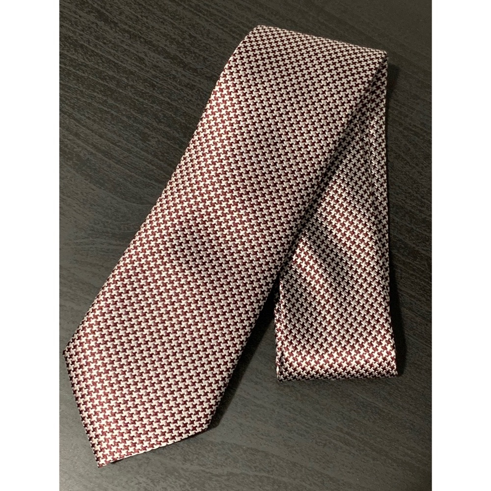Sleek Gray and Maroon Tie